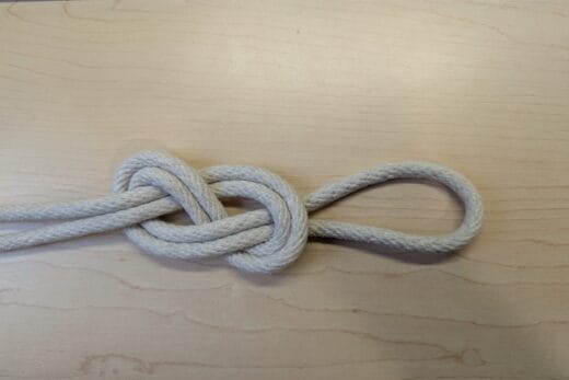 Un noeud en 8 double formant une boucle.