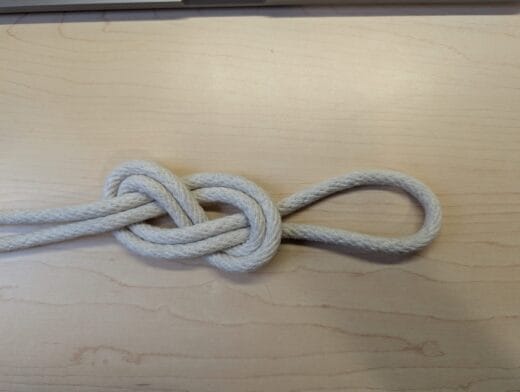 Un noeud en 8 double formant une boucle.