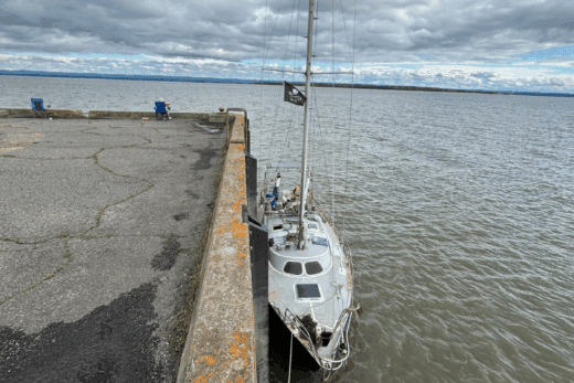 Un voilier au Quai de St-François de l'IO.