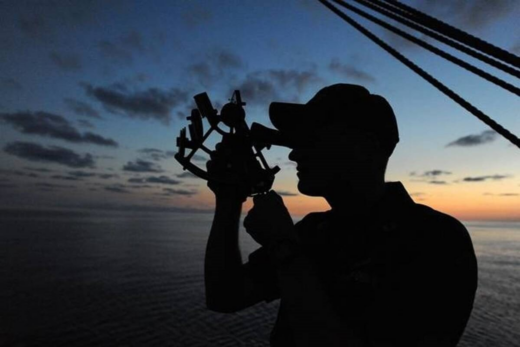 Un navigateur qui fait un relevé au sextant.